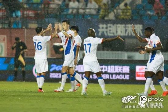 西甲-皇马1-0绝杀阿拉维斯纳乔染红巴斯克斯制胜西甲第18轮，皇马客场挑战阿拉维斯。